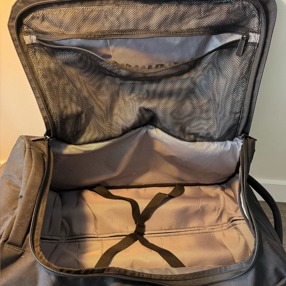 Herschel Supply Co. Outfitter Wheelie Luggage 50L - Picture 5 of 7